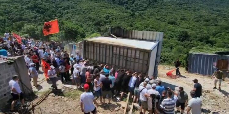 “Tokat e të parëve do t’i mbrojmë me gjak”/ Protestë në Kakome, banorët shembin me forcë rrethimin