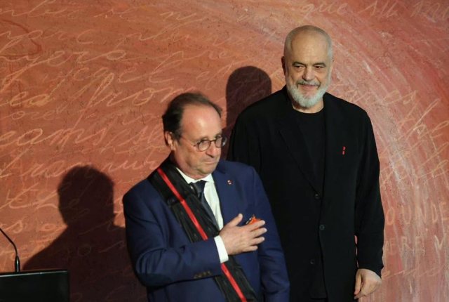 12:51 Rama pret Presidentin e Francës/ I akordon Medaljen e Artë të Mirënjohjes Publike