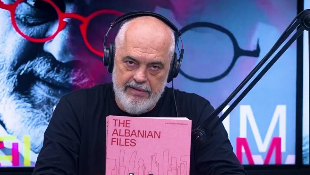 09:46 Rama me “Albanian Files” në dorë, u përgjigjet aludimeve mbi librin