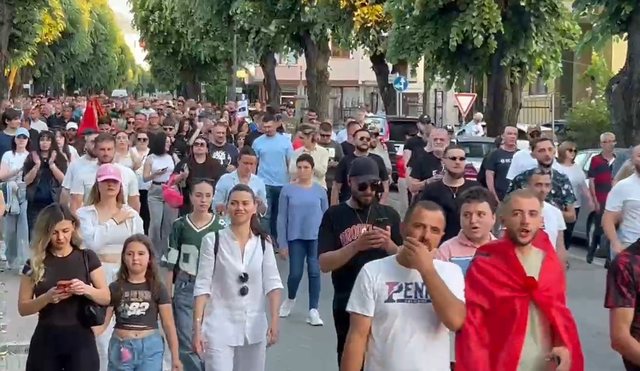 “Nuk jemi indiferentë, jemi qytetarë”/ Qindra qytetarë në protestën e tretë në Korçë
