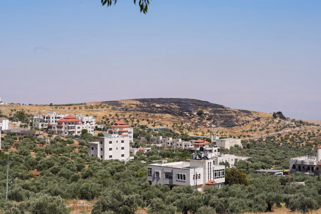 Izraeli zgjeron vendbanimet në Bregun Perëndimor