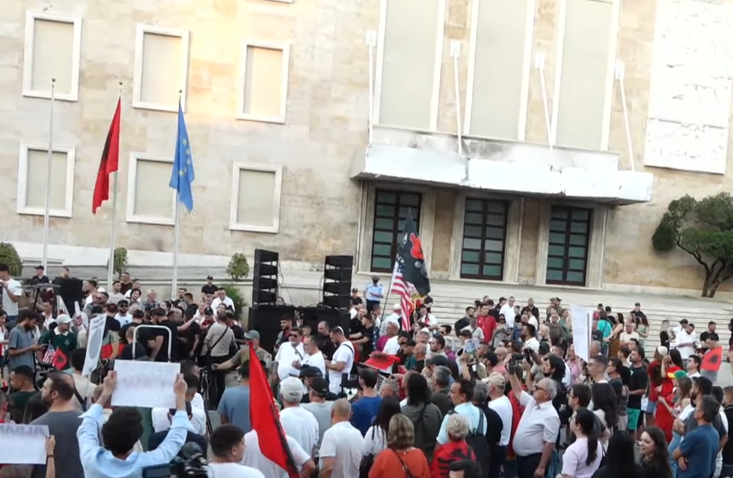 19:30 Protesta e 18 kundër qeverisë/ Nis marshimi drejt Kryeministrisë