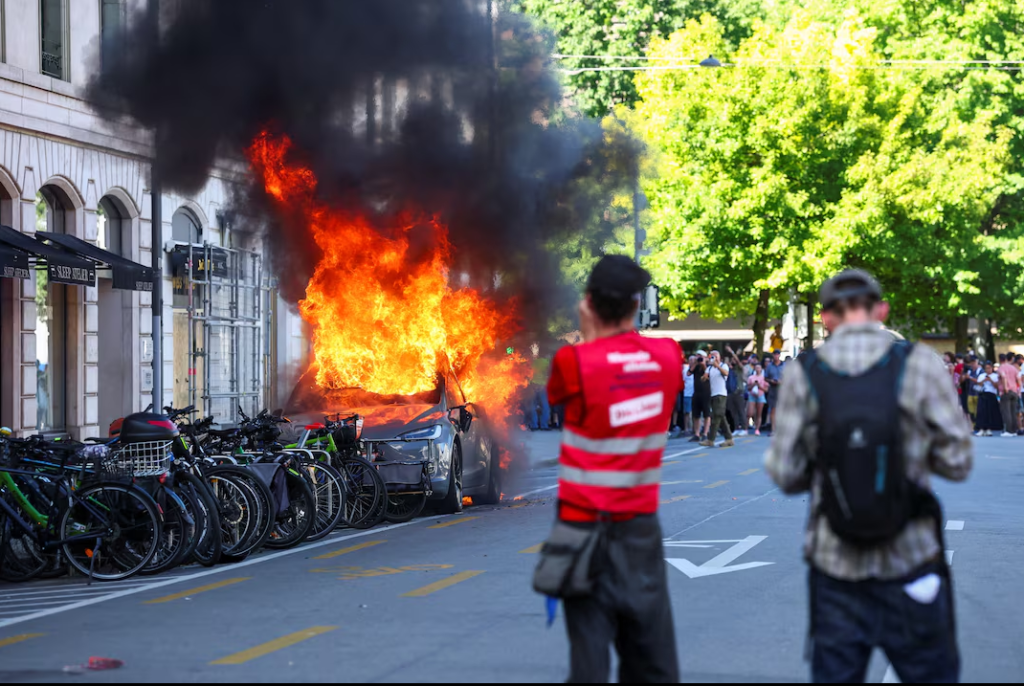 Protesta në Gjenevë, përleshje dhe tensione, digjet Tesla dhe sulmohet zyra e OKB-së në prag të samitit të G7-së