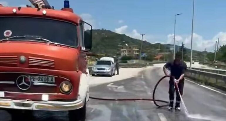 Aksident në aksin Peqin-Elbasan, kamioni përplaset me mbrojtëset metalike të rrugës