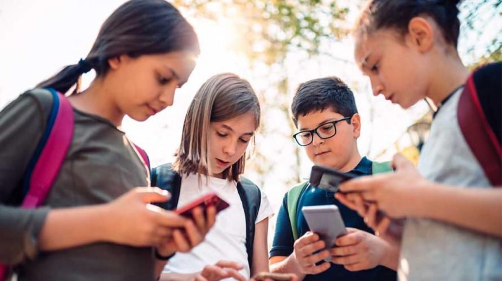 Adoleshentët dhe rrjetet sociale: A janë po aq të dëmshme sa duhani?