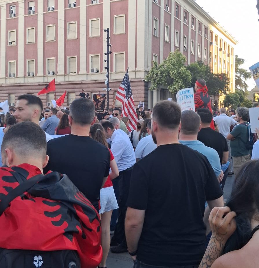 18:58 “Mos bini pre e provokimeve”!/ Debate mes protestuesve për flamurin amerikan (FOTO)