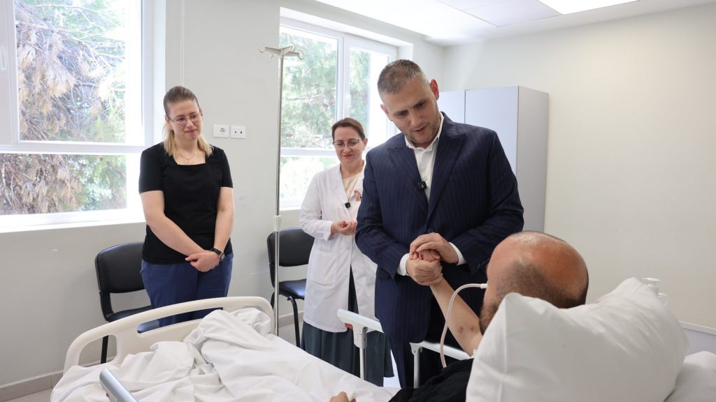 “Nuk tërhiqemi asnjë hap përballë krimit”/ Hita viziton në Spitalin e Traumës efektivin e plagosur në Maliq