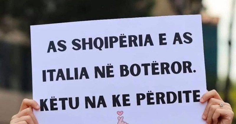 AGSH: Pankartat që vënë në shënjestër gazetarët krijojnë klimë armiqësore ndaj medias