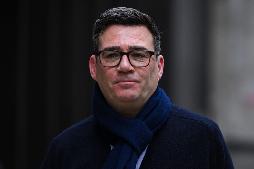 Kush është Andy Burnham? Deputeti që rikthehet në Parlamentin britanik dhe kërcënon vendin e Starmer