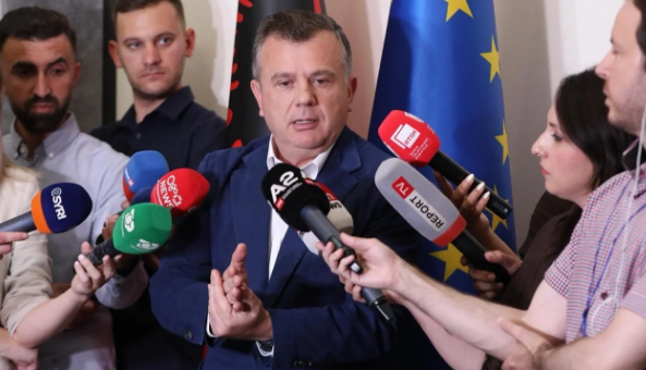 12:00 Balla i drejtohet protestuesve: Keni mandatuar gjë Sali Berishën si përfaqësuesin tuaj?