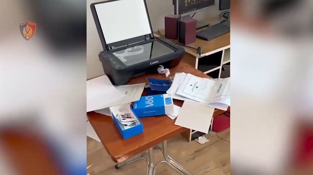 Durrës/ Goditet laboratori që falsifikonte diploma dhe dokumente, 3 të arrestuar