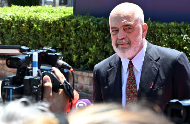 09:00 “Revolucioni i Flamingove”? Rama për Politico: Nëse s’do të ishte Kushneri askush s’do të merrej me Sazanin