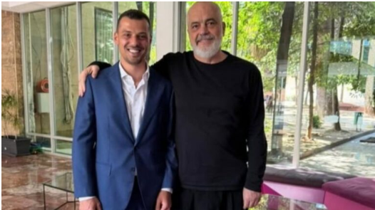 “Qëndruat në anën e së vërtetës kur shumë të tjerë zgjodhën heshtjen”/Djali i Hashim Thaçit ndan foton me kryeministrin Rama