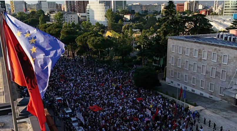 13:44 Euronews: Protestat në Shqipëri përshkallëzohen në një përplasje diplomatike me Iranin