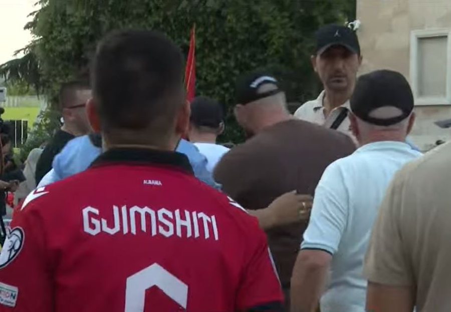 Protesta nis me incident! I moshuari zë karrigen ku do të mbahen fjalimet, protestuesit e ngrenë me forcë (VIDEO)