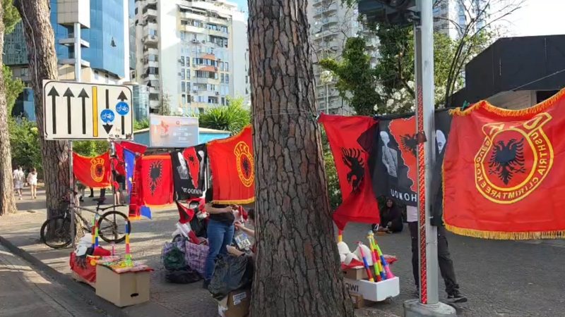 Protesta kthehet në biznes, në qendër të Tiranës nis shitja e qelesheve dhe flamujve kombëtarë (Video)