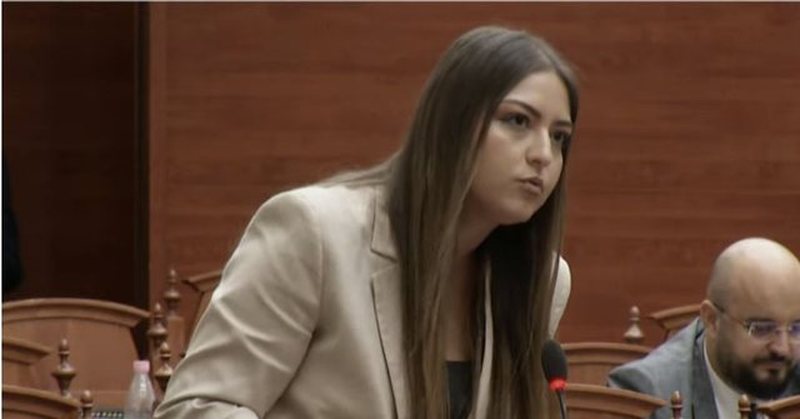 Mila ironizon opozitën dhe Flamur Nokën: Lërja doktorit vëmendjen sot, protestuesit nuk janë tuajt