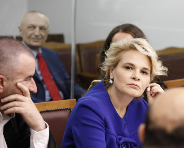 Seanca për Metën dhe Kryemadhin nis me tensione, avokati i Kryemadhit refuzon kontrollin e çantës dhe mbetet jashtë sallës