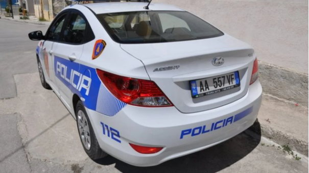 E lyen me benzinë dhe i vë flakën bashkëshortes, arrestohet 69-vjeçari në Përrenjas