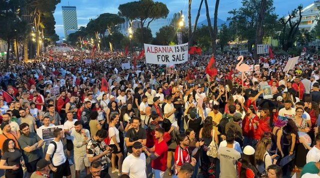 18:50 Dita e 13-të e protestës, qytetarët mblidhen para Kryeministrisë