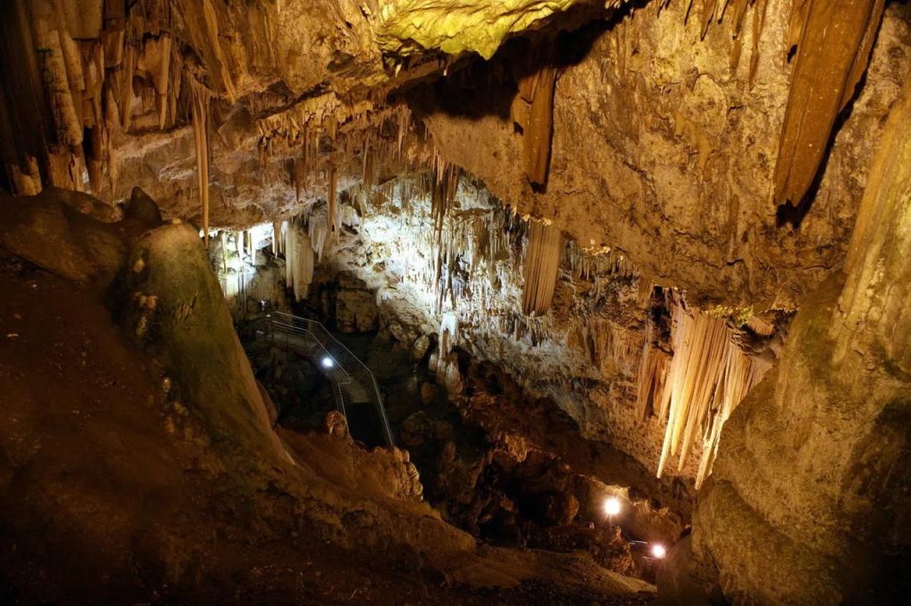 Shpella më e vjetër e Greqisë ndodhet në Antiparos, një mrekulli natyrore 45 milionë vjeçare