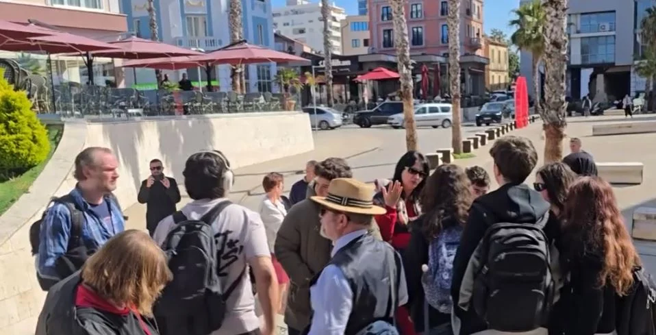 Durrësi mbushet me turistë, por përfitimet nga bizneset lokale mbeten të kufizuara