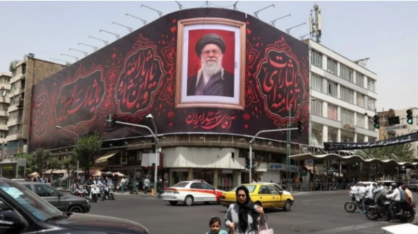 Ceremonia përkujtimore para funeralit të Khameneit/ Masa të rrepta sigurie dhe mobilizim masiv i qytetarëve, ‘paralizohen’ qytetet kryesore iraniane