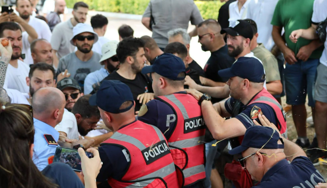 11:05 AGSH: Dënojmë me forcë sulmin fizik ndaj gazetares në protestë!
