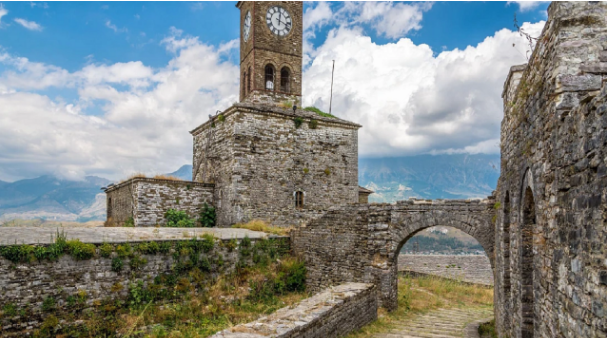 Kalaja e Gjirokastrës thyen rekordin, 100 mijë vizitorë në gjashtë muaj, mbetet më e vizituara