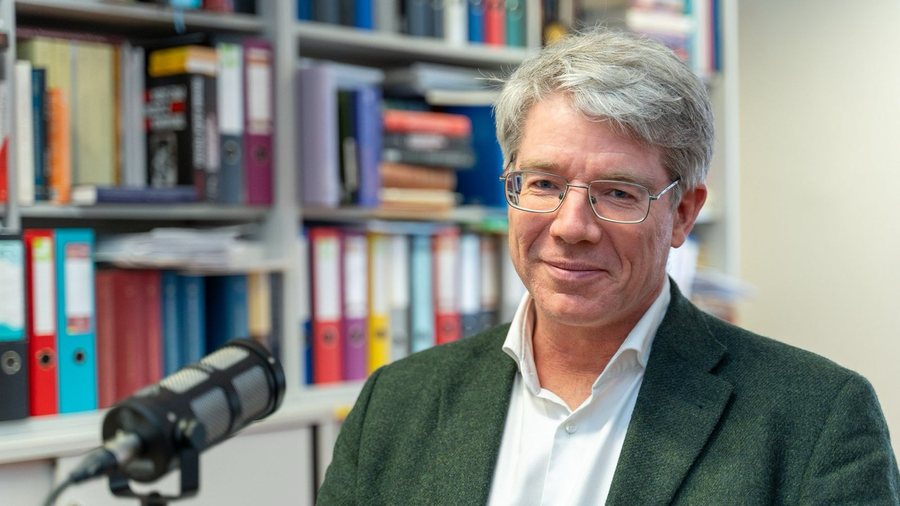 “Në Ballkan po lind diçka historikisht krejt e re” – një bisedë me Oliver Jens Schmitt mbi protestat në Shqipëri dhe të kaluarën e rajonit