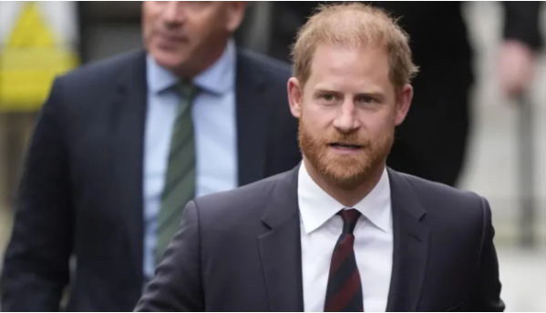 Princi Harry rikthehet në Londër, ftohet të qëndrojë në Pallatin Buckingham gjatë vizitës së tij