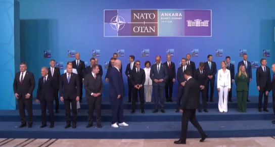 12:29 Skenë komike/Rutte i tregon Trump-it atletet e bardha të Edi Ramës (Video)