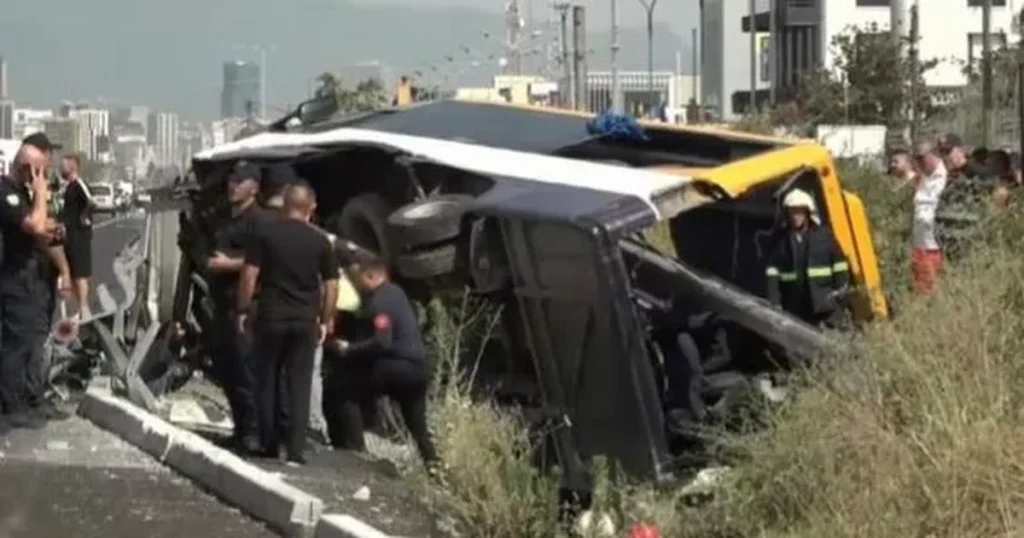 Aksidenti i minibusit në Durrës-Tiranë/ 8-vjeçarit i amputohet këmba prej lëndimeve të rënda! Familja apel për ndihmë