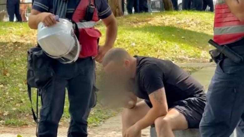Protestuesi i gjakosur para parlamentit, policët i vijnë në ndihmë