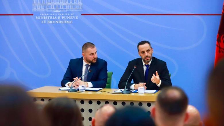 17:44 Lamallari mbledh drejtuesit e AMP/ Lufta kundër korrupsionit në radhët e Policisë së Shtetit, prioritet që nuk negociohet