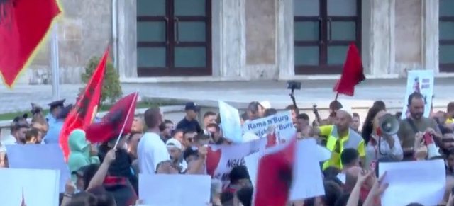 20:19 59-të ditë proteste/ Qytetarët i bëjnë thirrje Ramës: Jep dorëheqjen