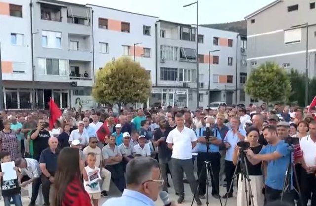 “Nuk kemi asnjë pikë takimi me Librazhdin”/ Qyetarët e Prrenjasit në protestë kundër planit për “Territorialen”