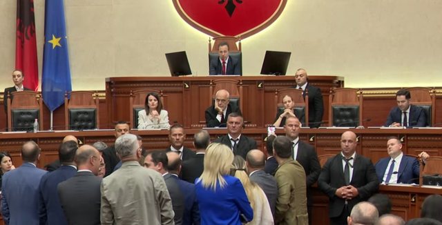 Rinis me debate seanca plenare/ Rama i pranishëm në Kuvend, foltorja e bllokuar