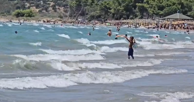Erë e fortë në plazhet e Vlorës, autoritetet paralajmërojnë pushuesit