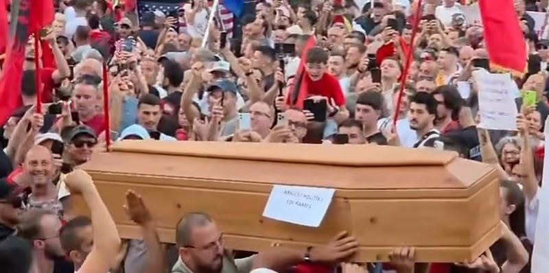 S’ka Shqipëri të re me arkivol në krah