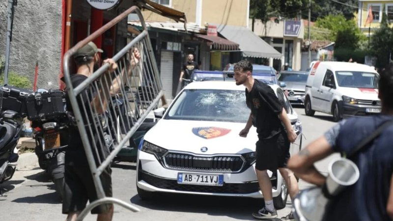 14:35 Protesta para Kuvendit, Prokuroria kërkon burg për 3 personat që shkatërruan makinën e policisë