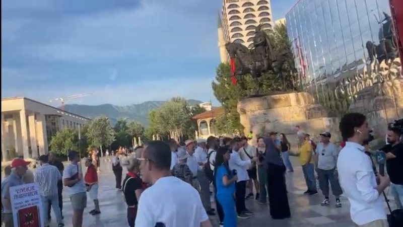 Nis protesta e 32-të në Tiranë, qytetarët mblidhen në sheshin “Skënderbej”