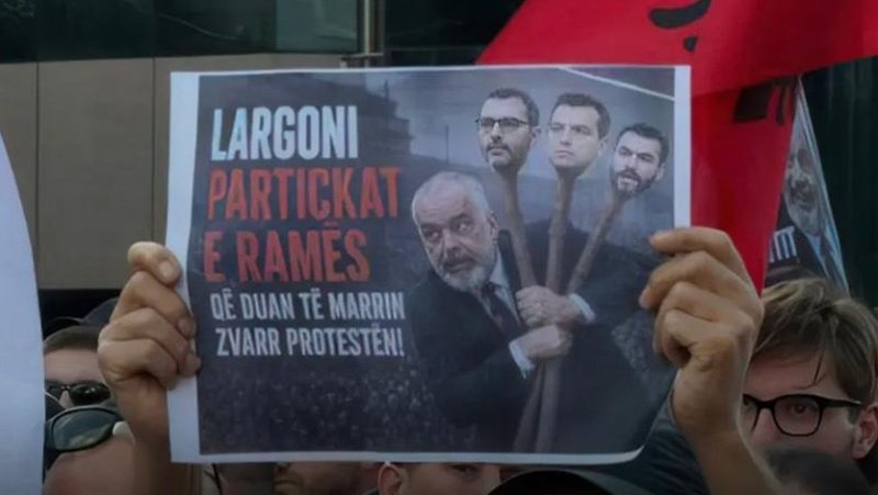 “Ndani miellin nga krundet”, këshilltari i PS: “Politikanët prej kartoni” ushqyen urrejtje ndaj kujtdo që mendonte ndryshe prej tyre