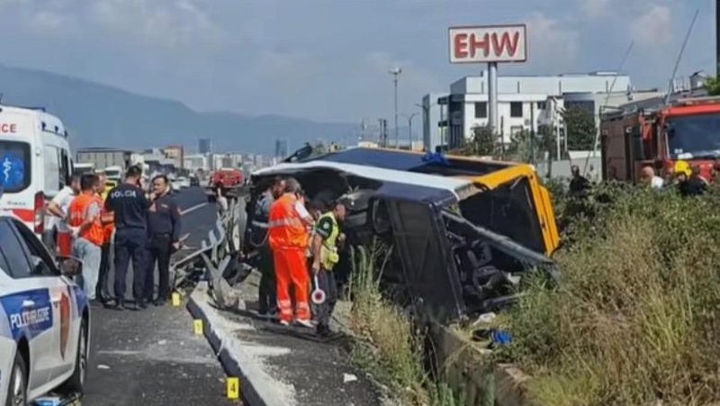 Aksidenti i autobusit të linjës Berat-Tiranë, nënë e bijë dërgohen në Greqi për t’u trajtuar! Familjarët hapin edhe GoFundMe për ndihmë