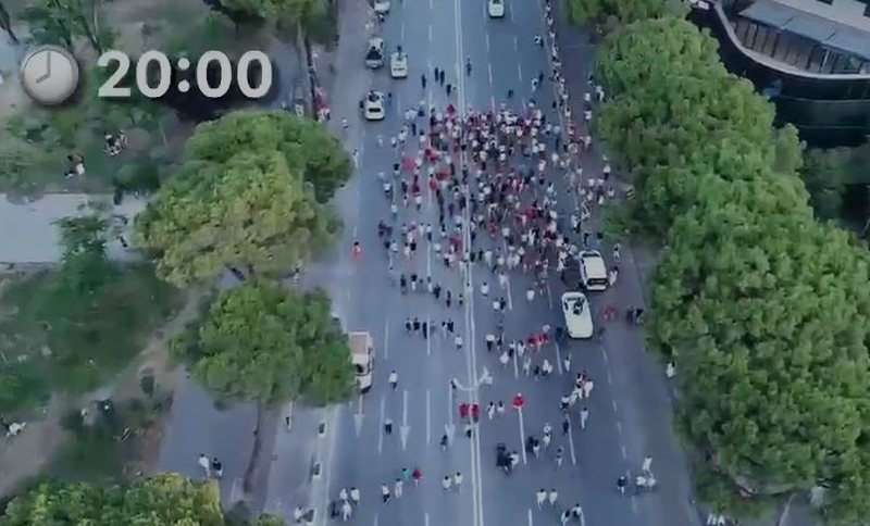 21:18 VIDEO/ Dita e 32-të e protestës, ja pjesëmarrja para Kryeministrisë