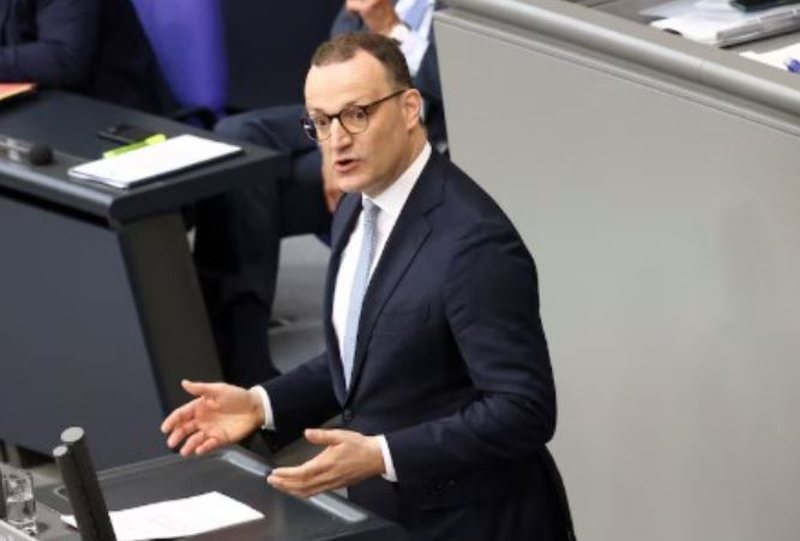 Aleati i lartë i Merz jep dorëheqjen pas kritikave për lindjen e fëmijës nga një nënë zëvendësuese në SHBA