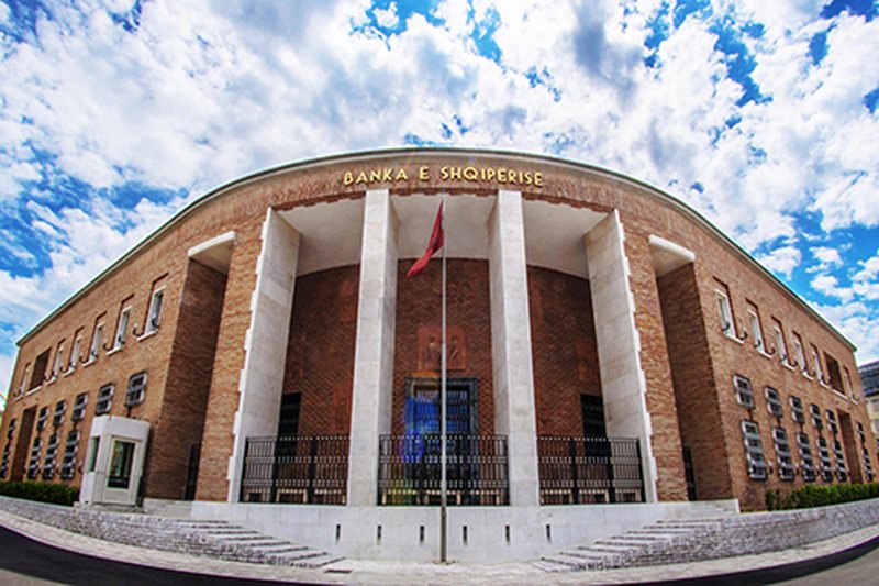 Banka e Shqipërisë mban të pandryshuar normën bazë të interesit në 2.5%, rritje e inflacionit për shkak të naftës