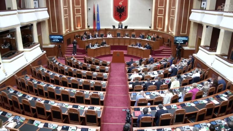 18:50 Të hënën mblidhet Kuvendi/ Zbulohet rendi i ditës për seancën plenare, ja çfarë pritet të diskutohet