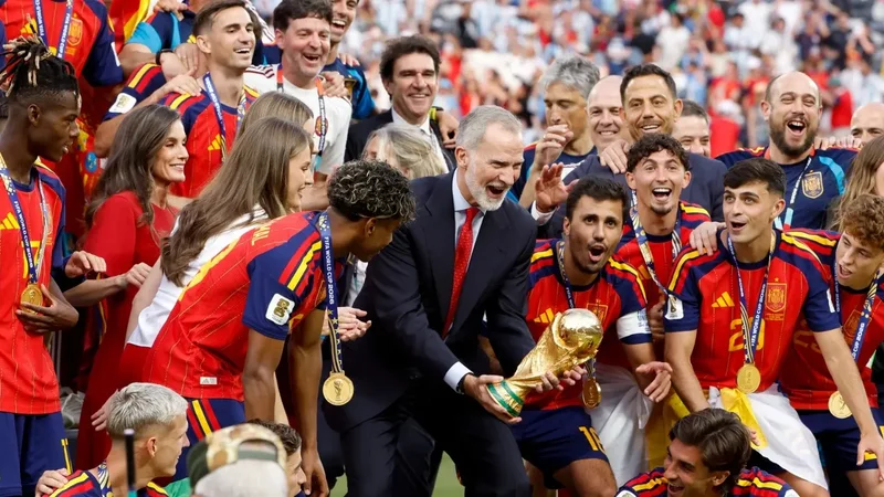 Spanja feston titullin kampion bote, kombëtarja pritet nga Mbreti dhe kryeministri para festës madhështore në Madrid