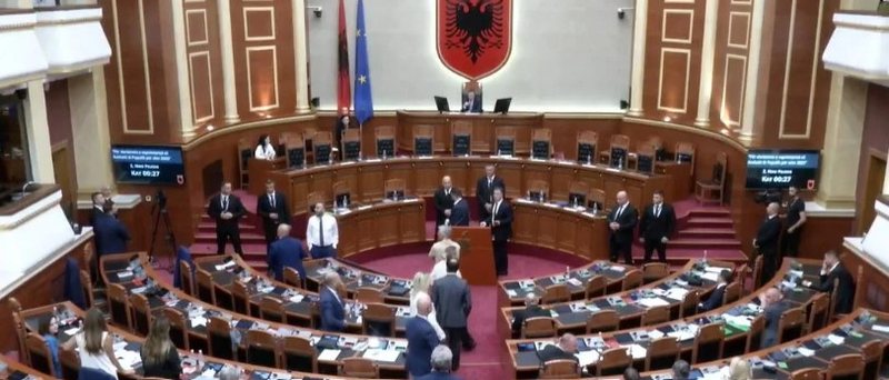 Deputetët nuk ikin me pushime, Niko Peleshi firmos urdhrin e ri, cakton ditën e hënë seancë plenare!